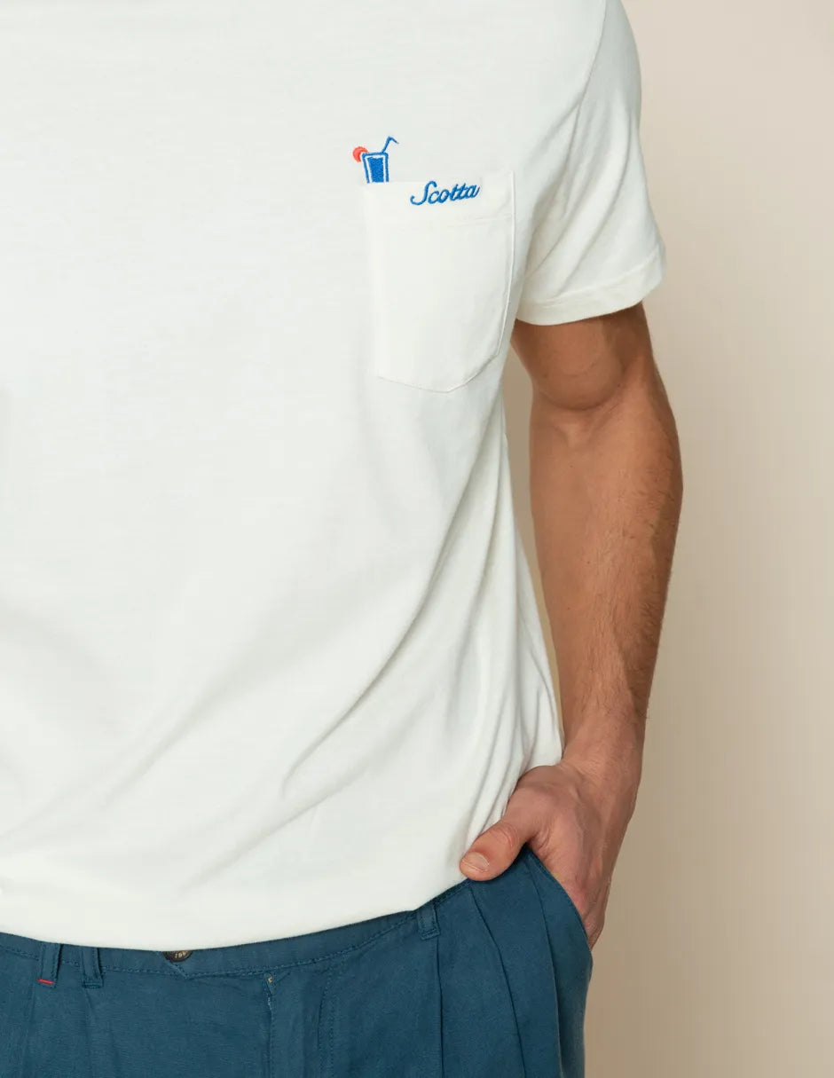 Camiseta blanca con estampado en la espalda
