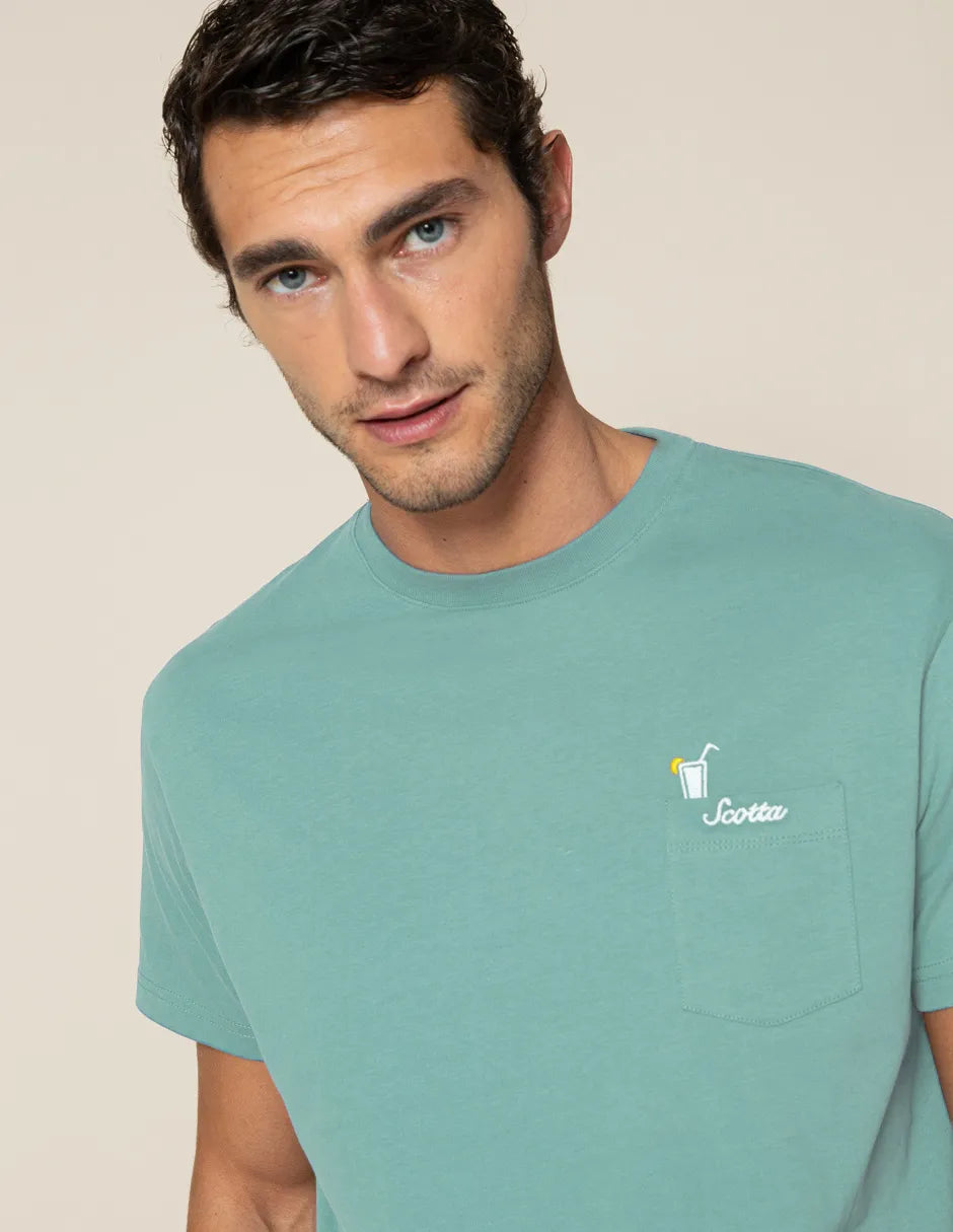 Camiseta azul con dibujo en la espalda