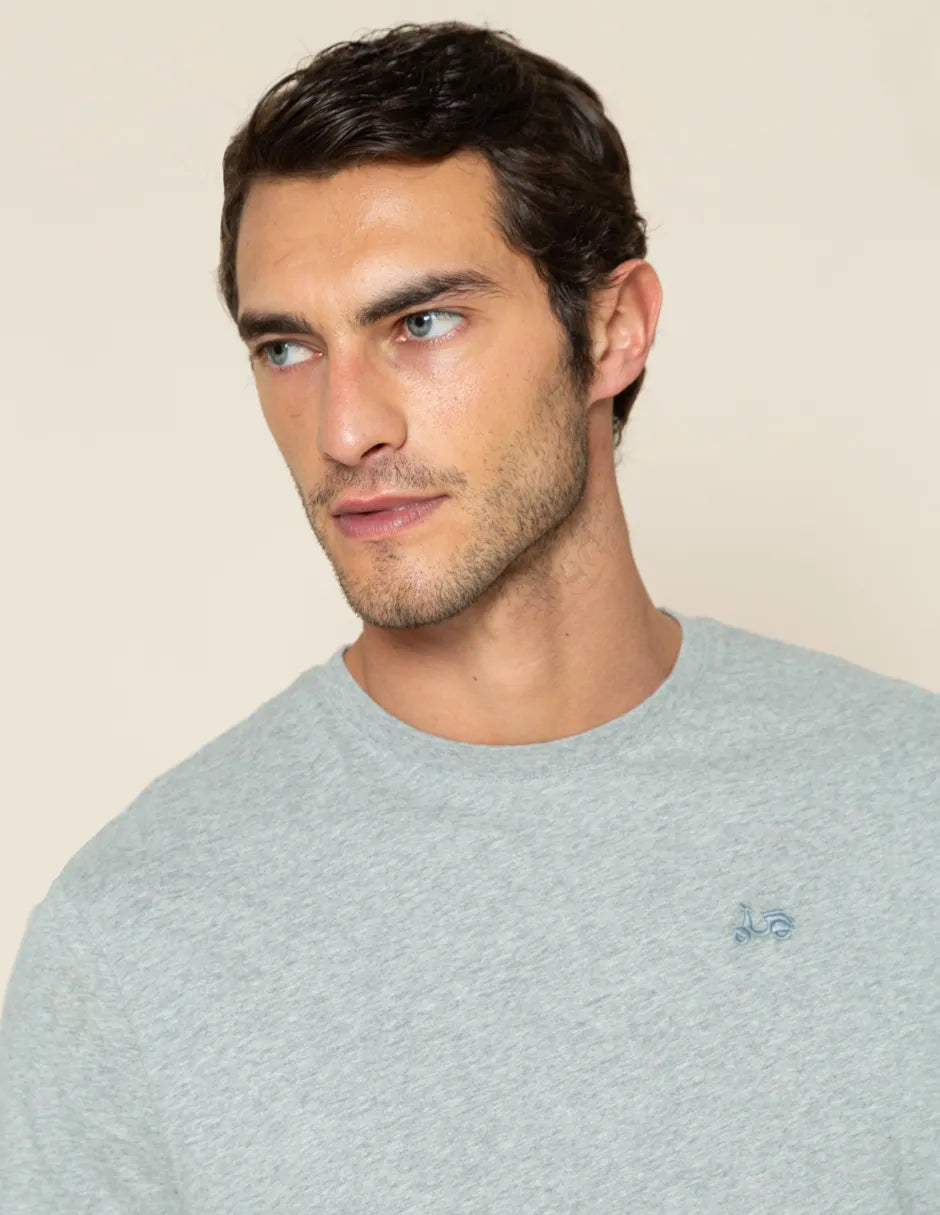 Camiseta hombre gris con dibujo en la espalda