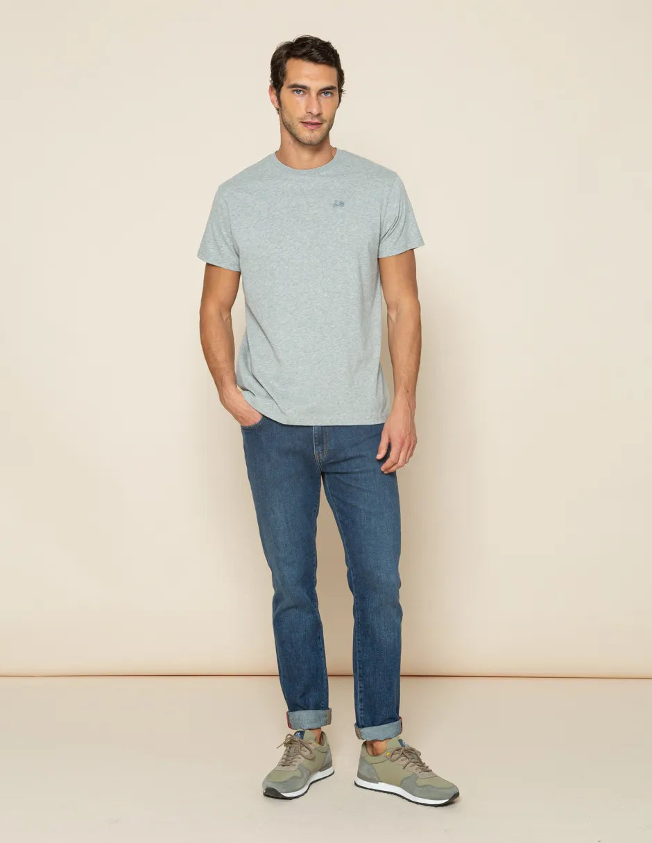 Camiseta hombre gris con dibujo en la espalda
