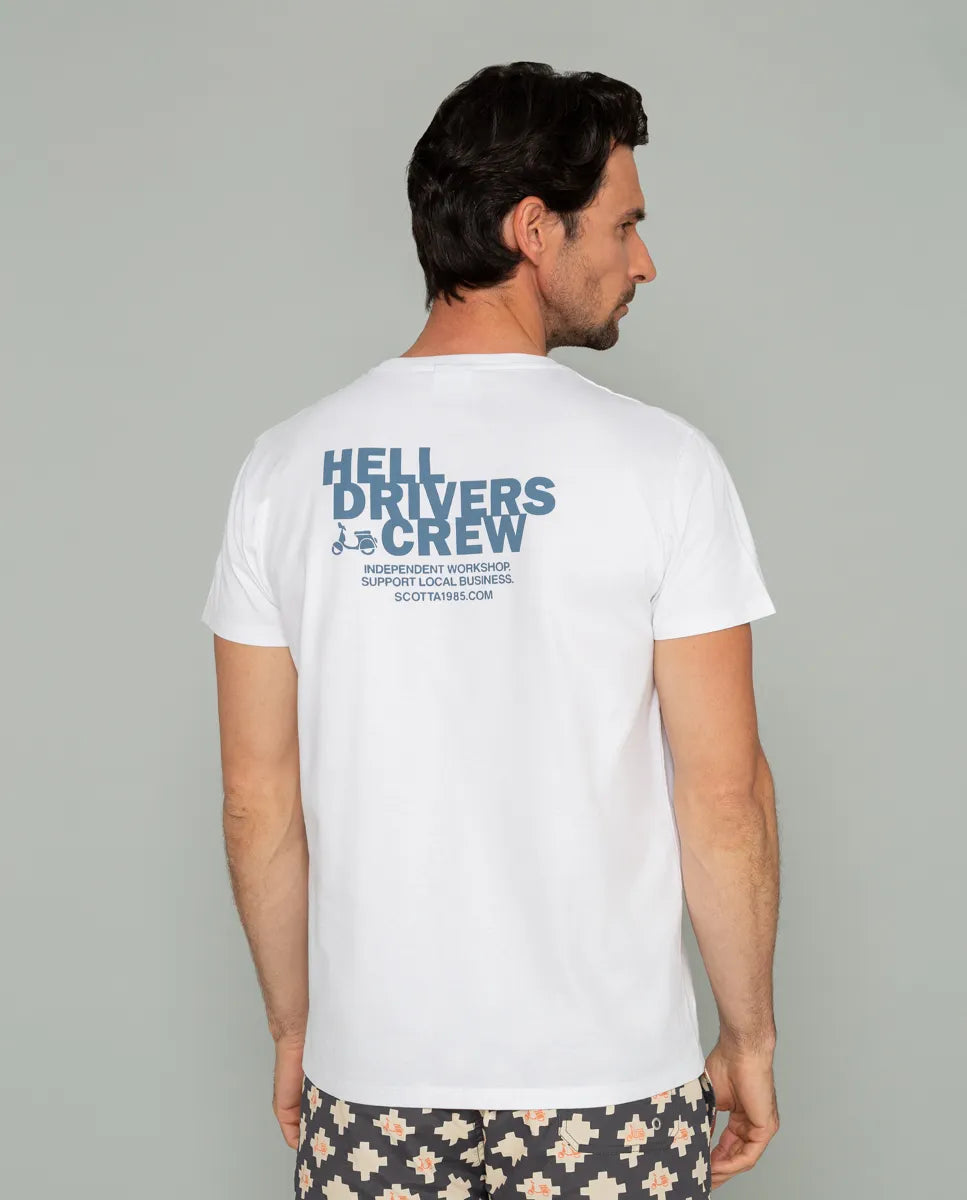 Camiseta blanca con texto en espalda