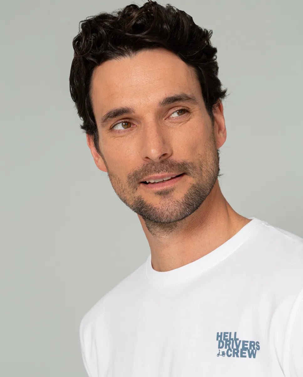 Camiseta blanca con texto en espalda