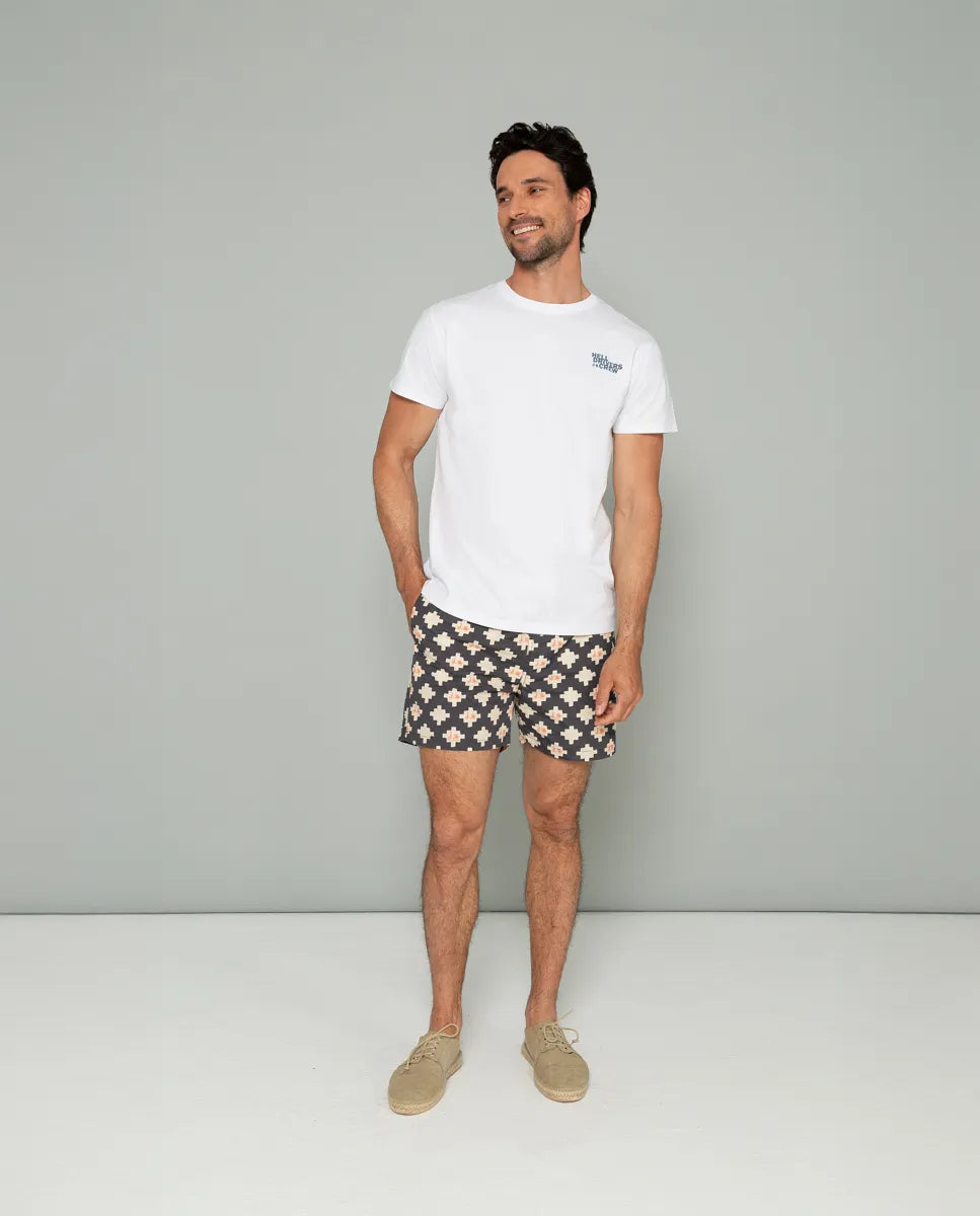 Camiseta blanca con texto en espalda