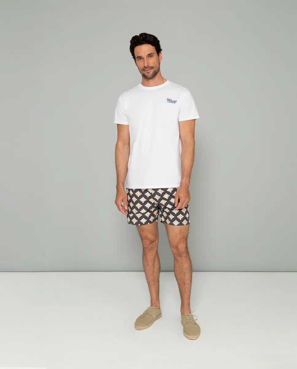 Camiseta blanca con texto en espalda
