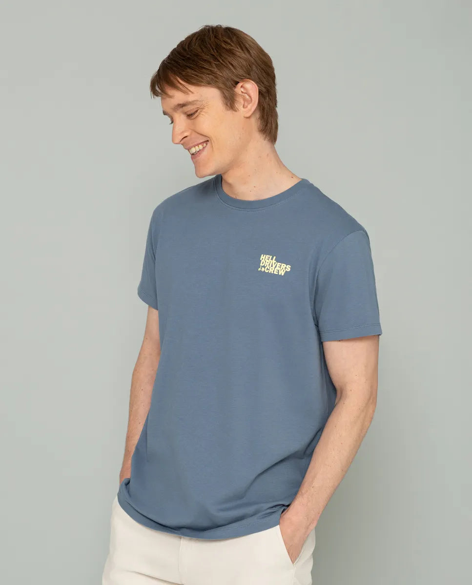 Camiseta azul con texto en espalda