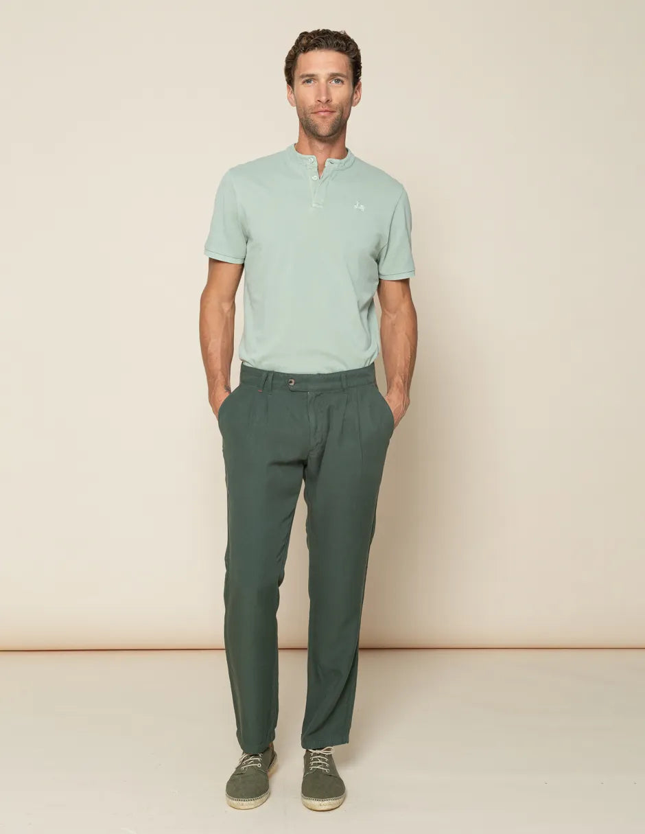 Polo de manga corta verde khaki.