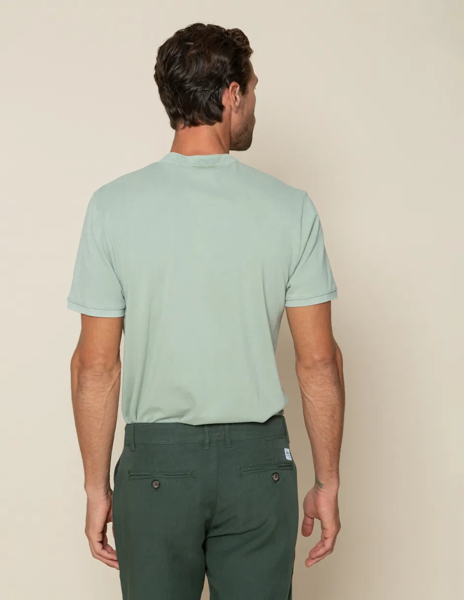 Polo de manga corta verde khaki.