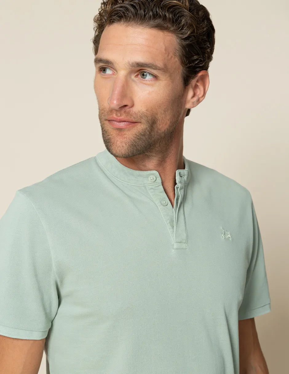 Polo de manga corta verde khaki.