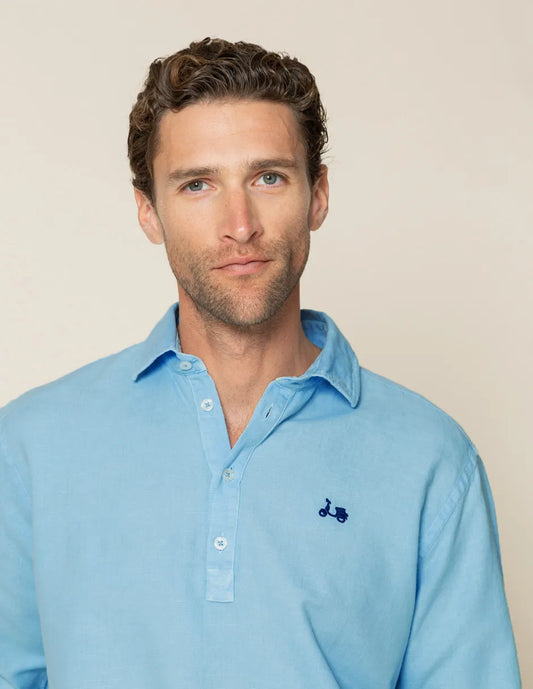Camisa polera azul con logo