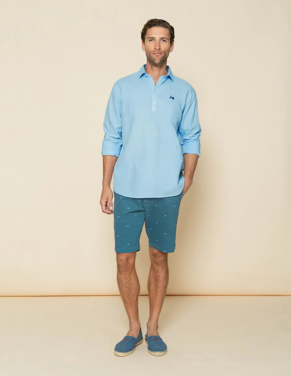 Camisa polera azul con logo