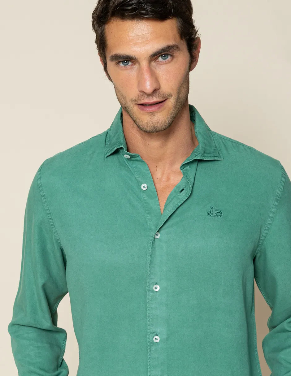 Camisa de lino verde con logo