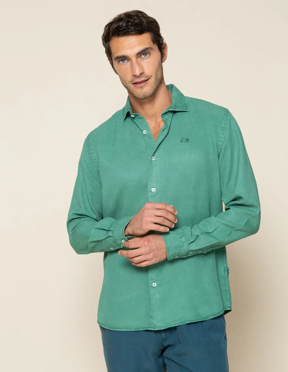 Camisa de lino verde con logo