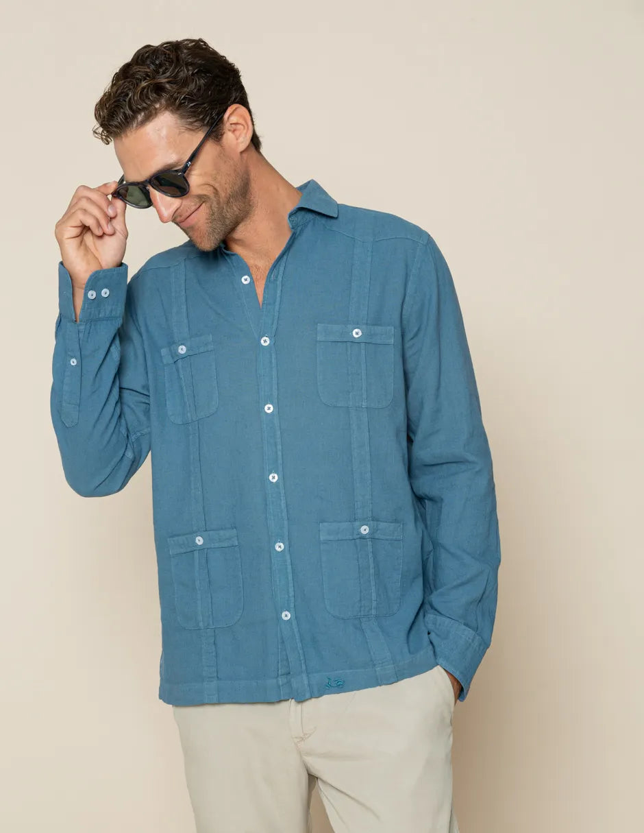 Camisa con cuatro bolsillos azul marino