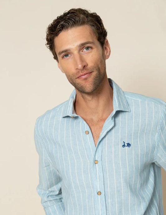 Camisa de rayas azul.