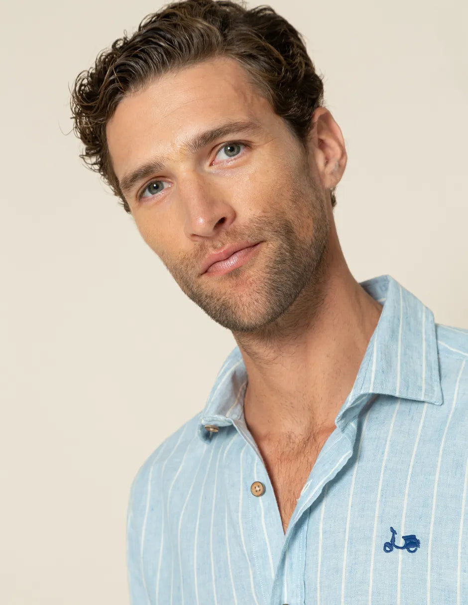 Camisa de rayas azul.