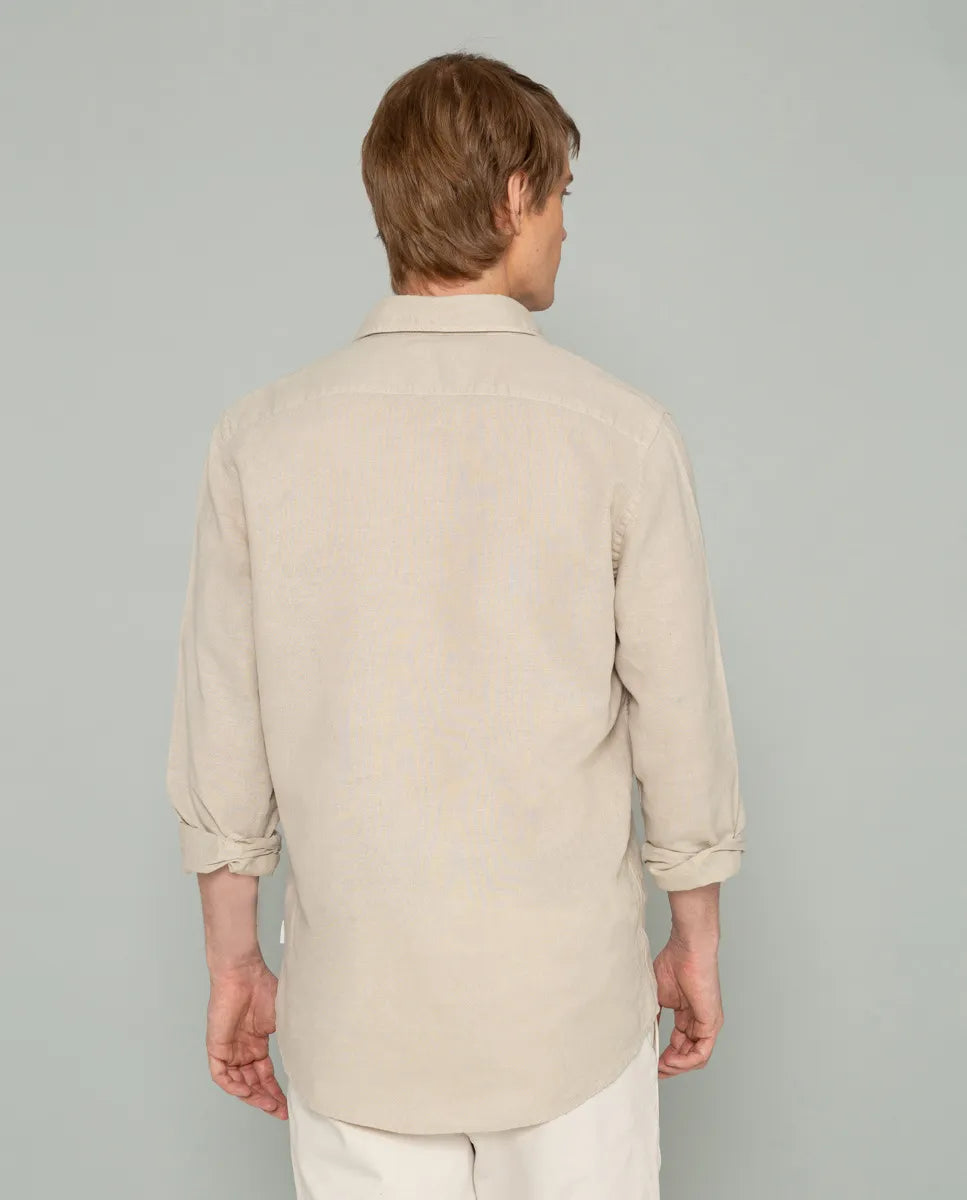 Camisa con dos bolsillos crudo.