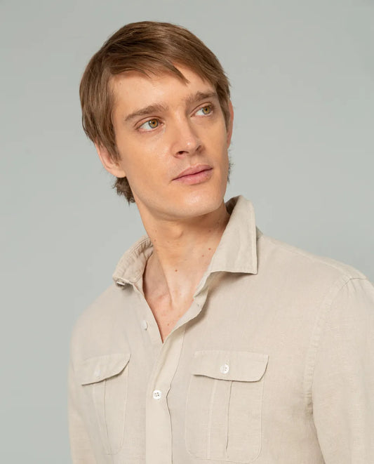 Camisa con dos bolsillos crudo.