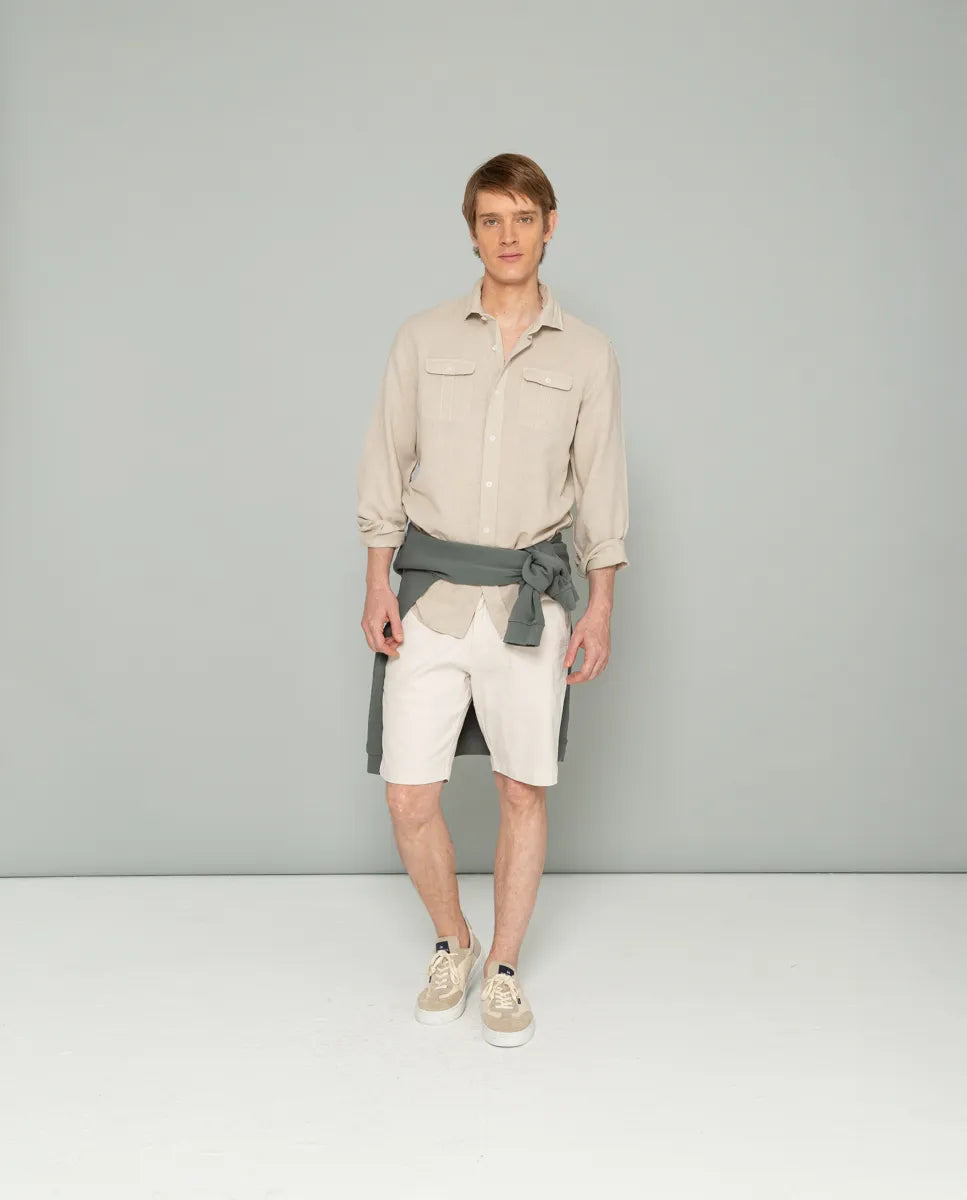 Camisa con dos bolsillos crudo.