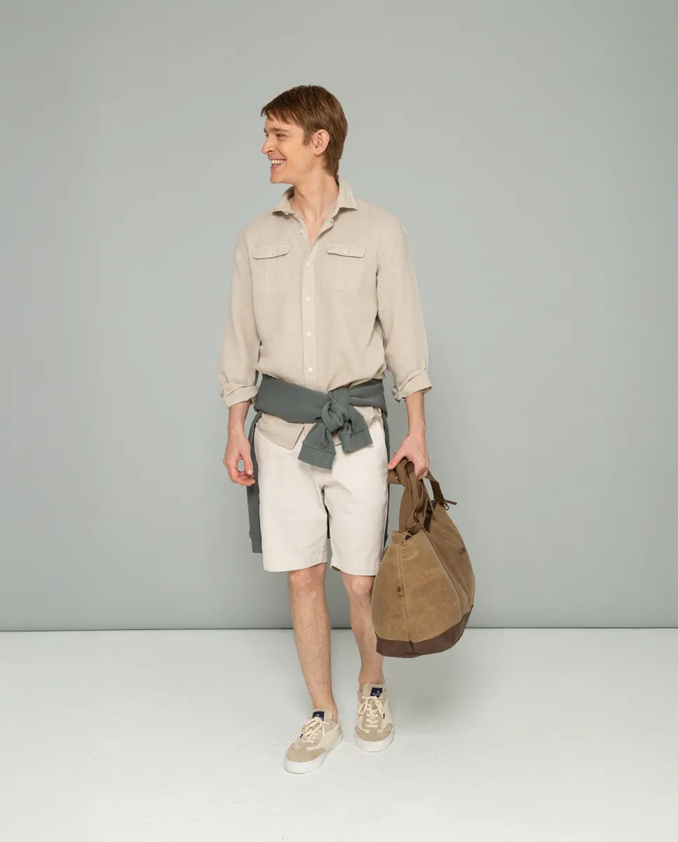 Camisa con dos bolsillos crudo.