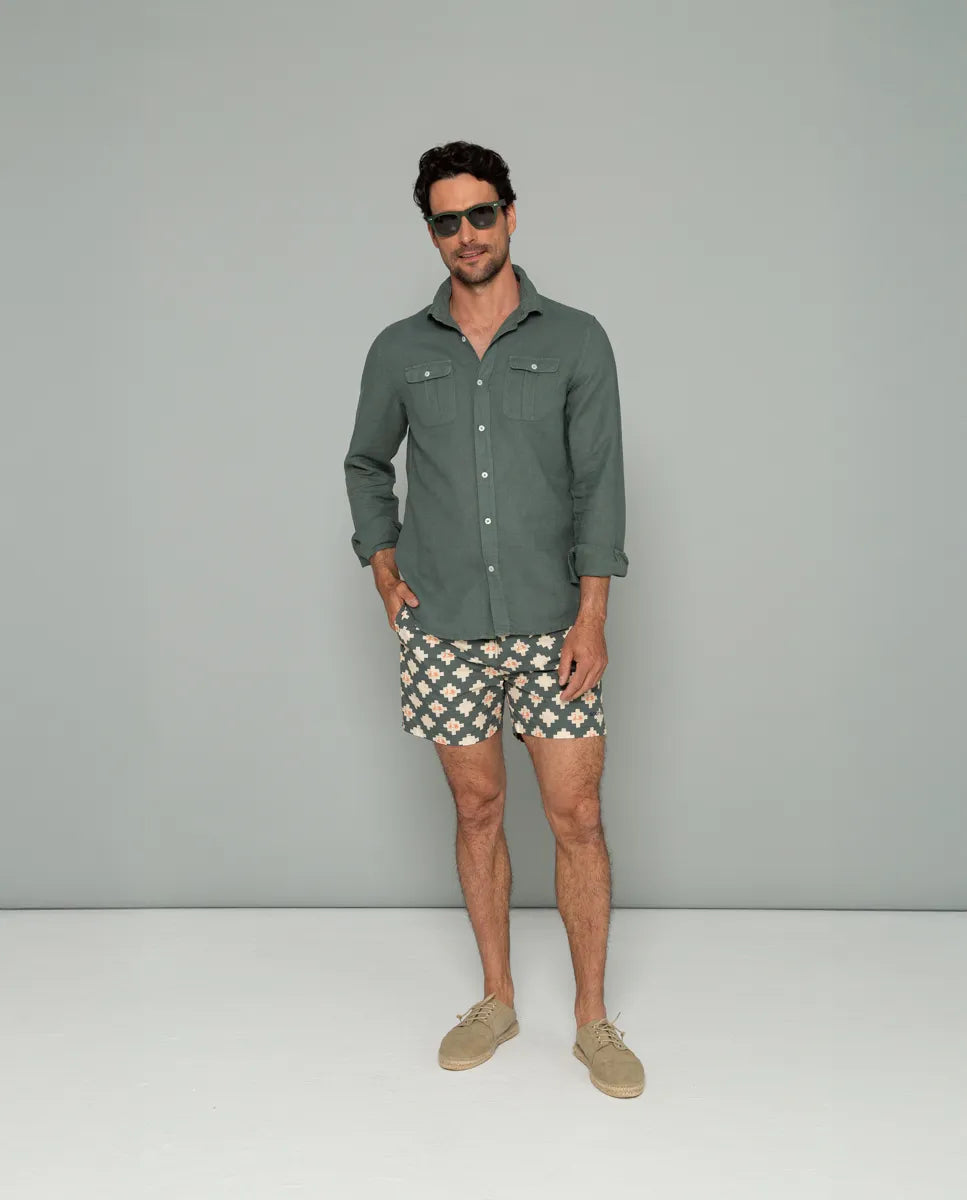 Camisa con dos bolsillos khaki.