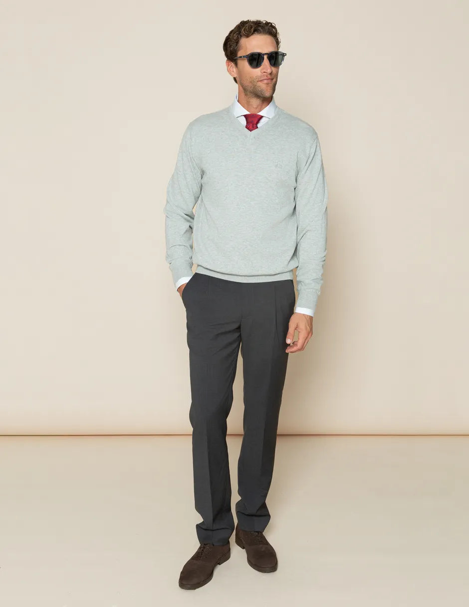Jersey cuello pico gris con logo