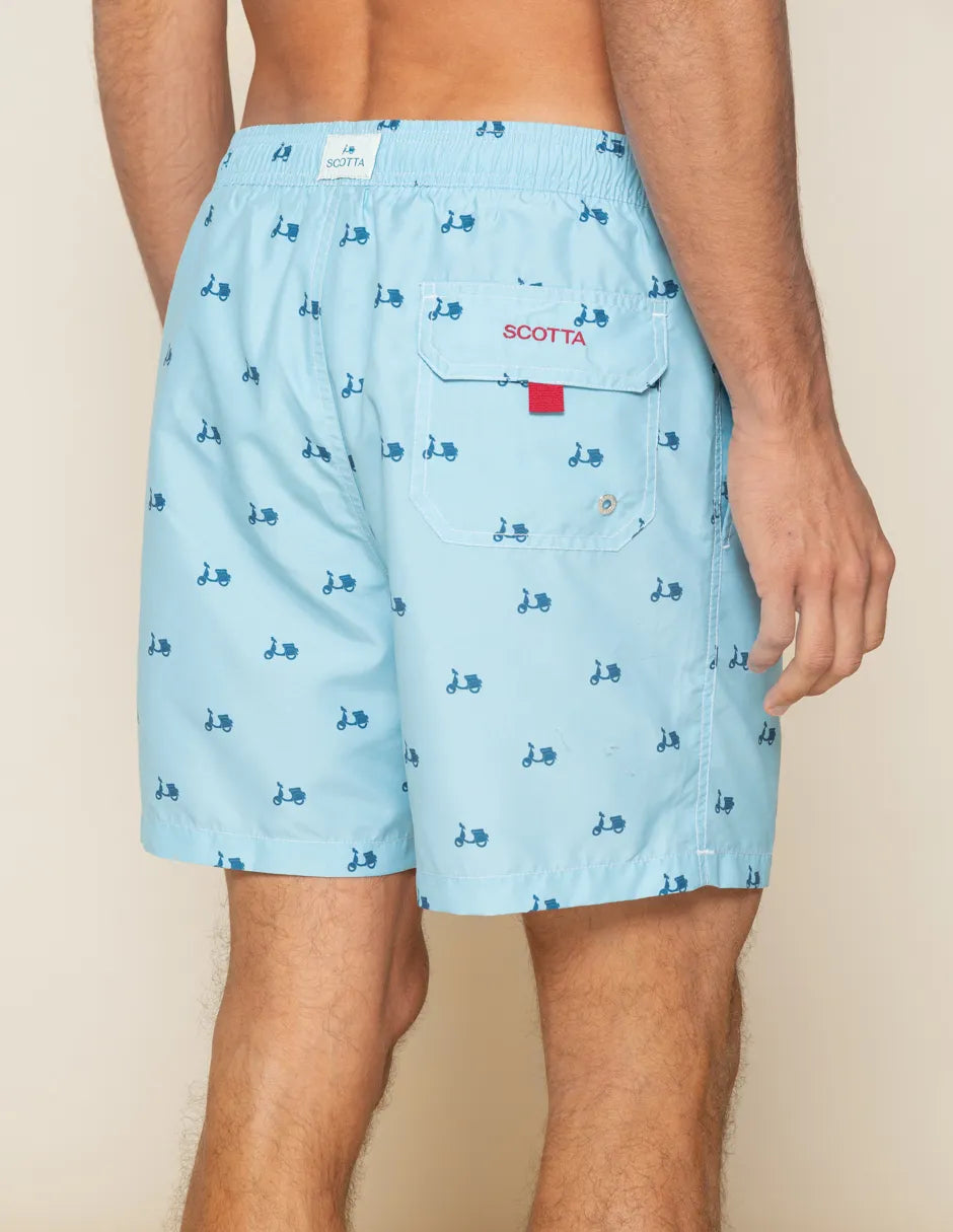 Bañador estampado celeste.