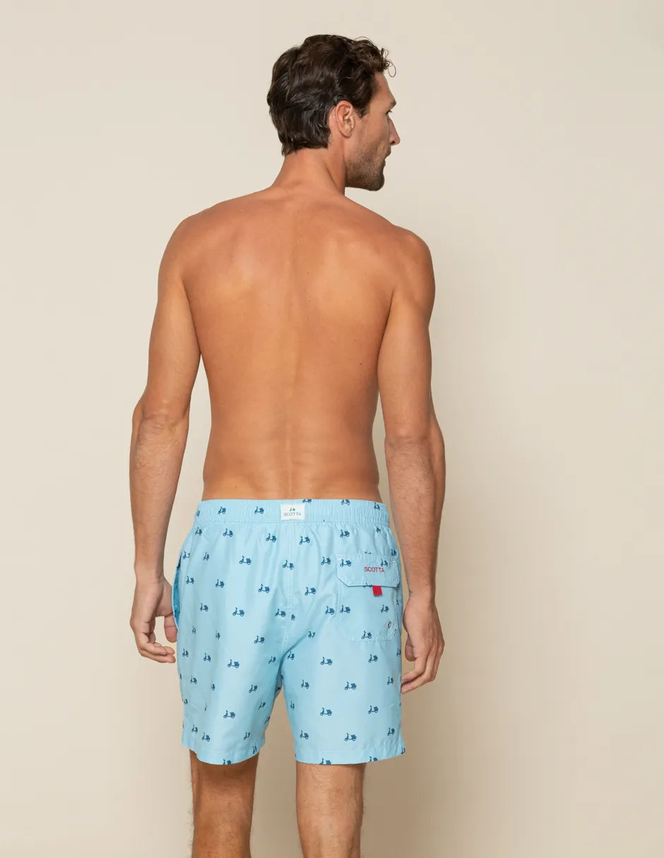 Bañador estampado celeste.