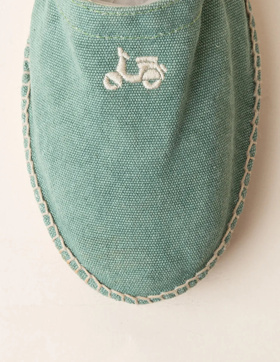 Alpargatas verdes con logo