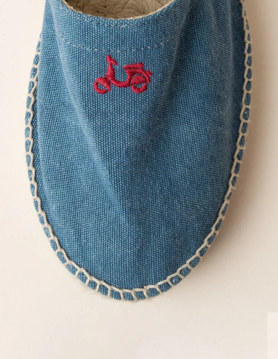 Alpargatas azules con logo