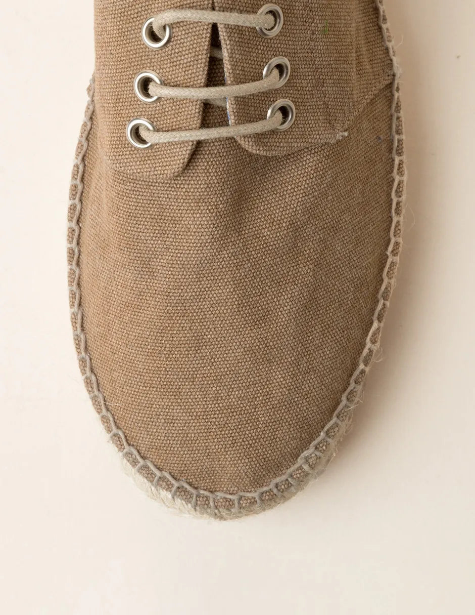Alpargata con cordones marrón