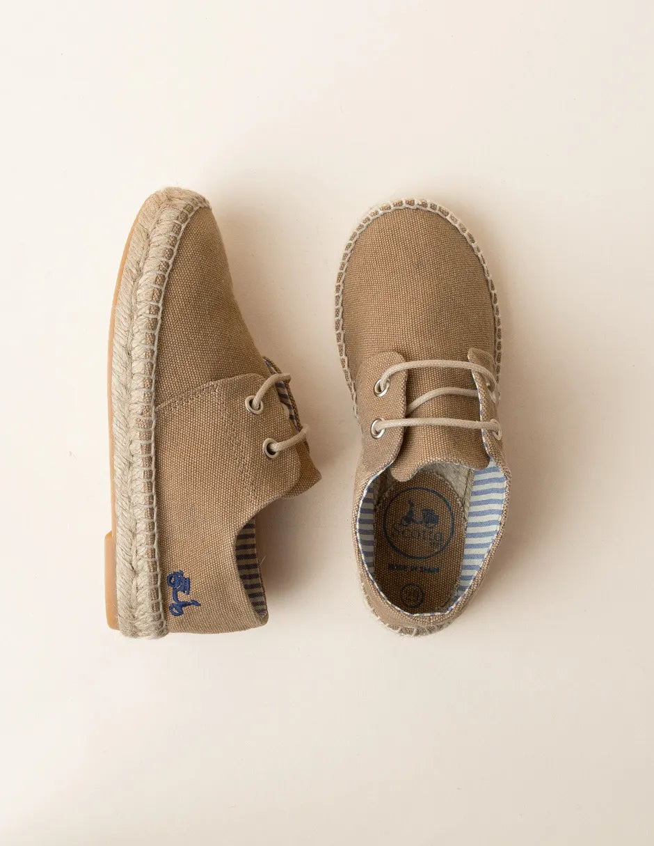 Alpargata de niño con cordones marrón