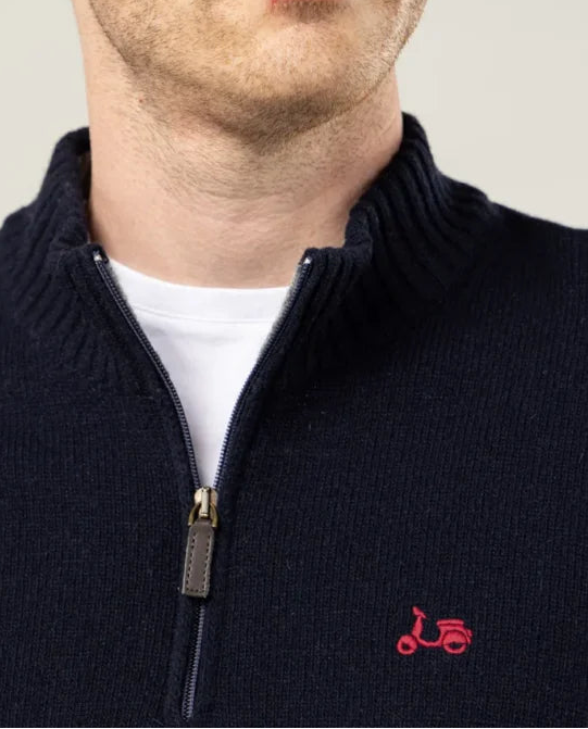 Jersey cuello con cierre cremallera en azul marino.
