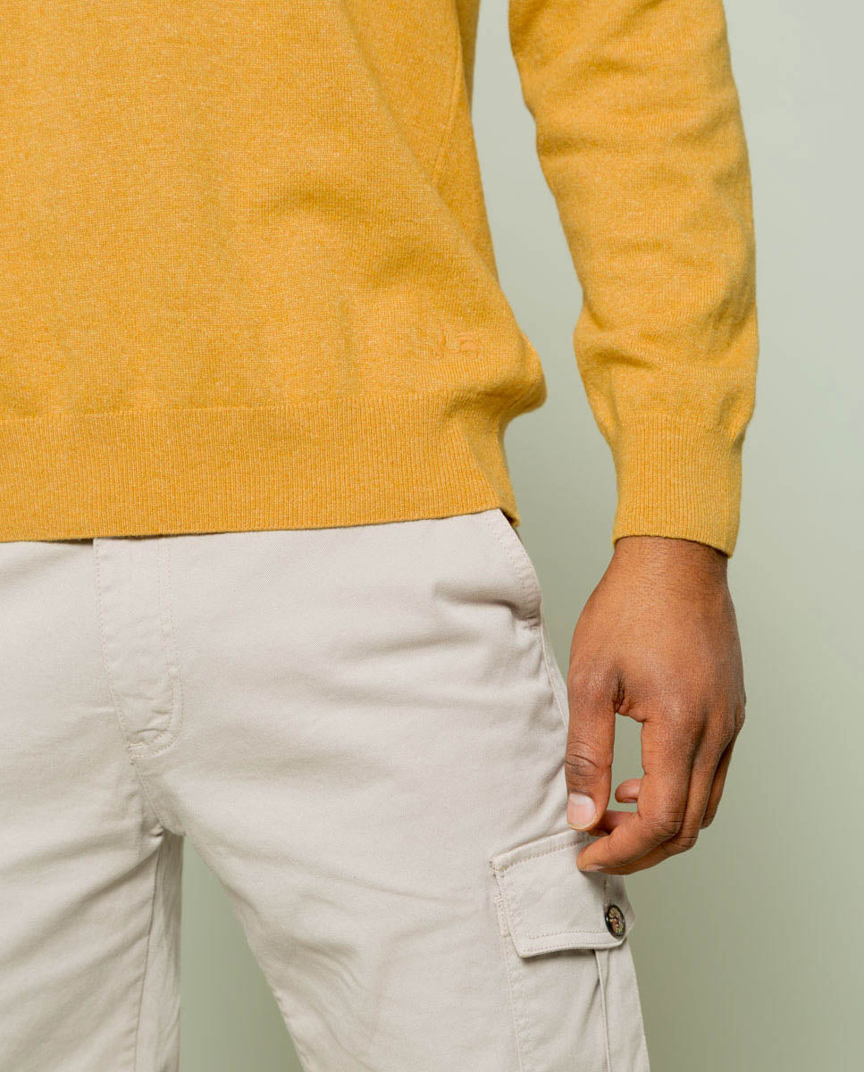Suéter polo de cashmere mostarda