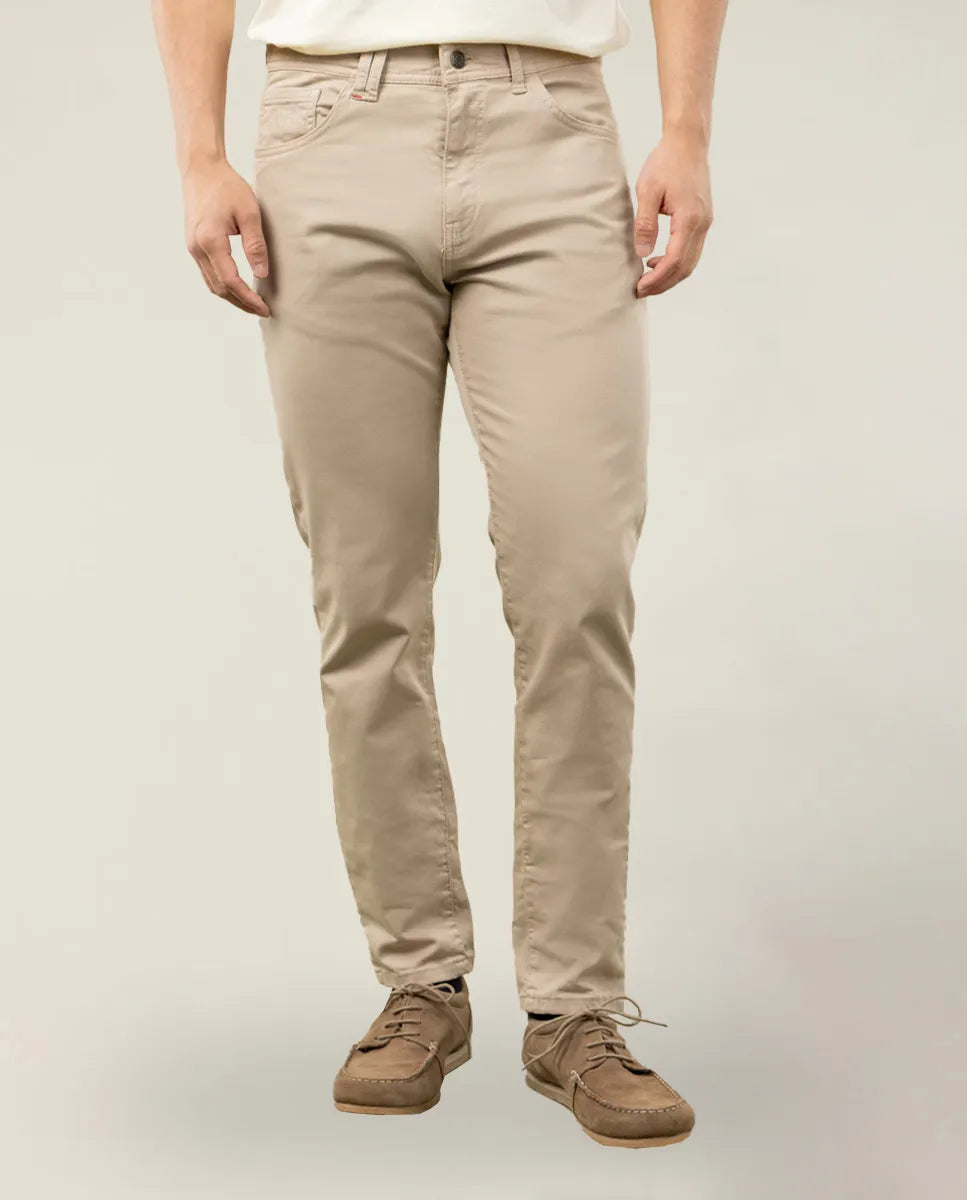 Pantalón 5 bolsillos beige.