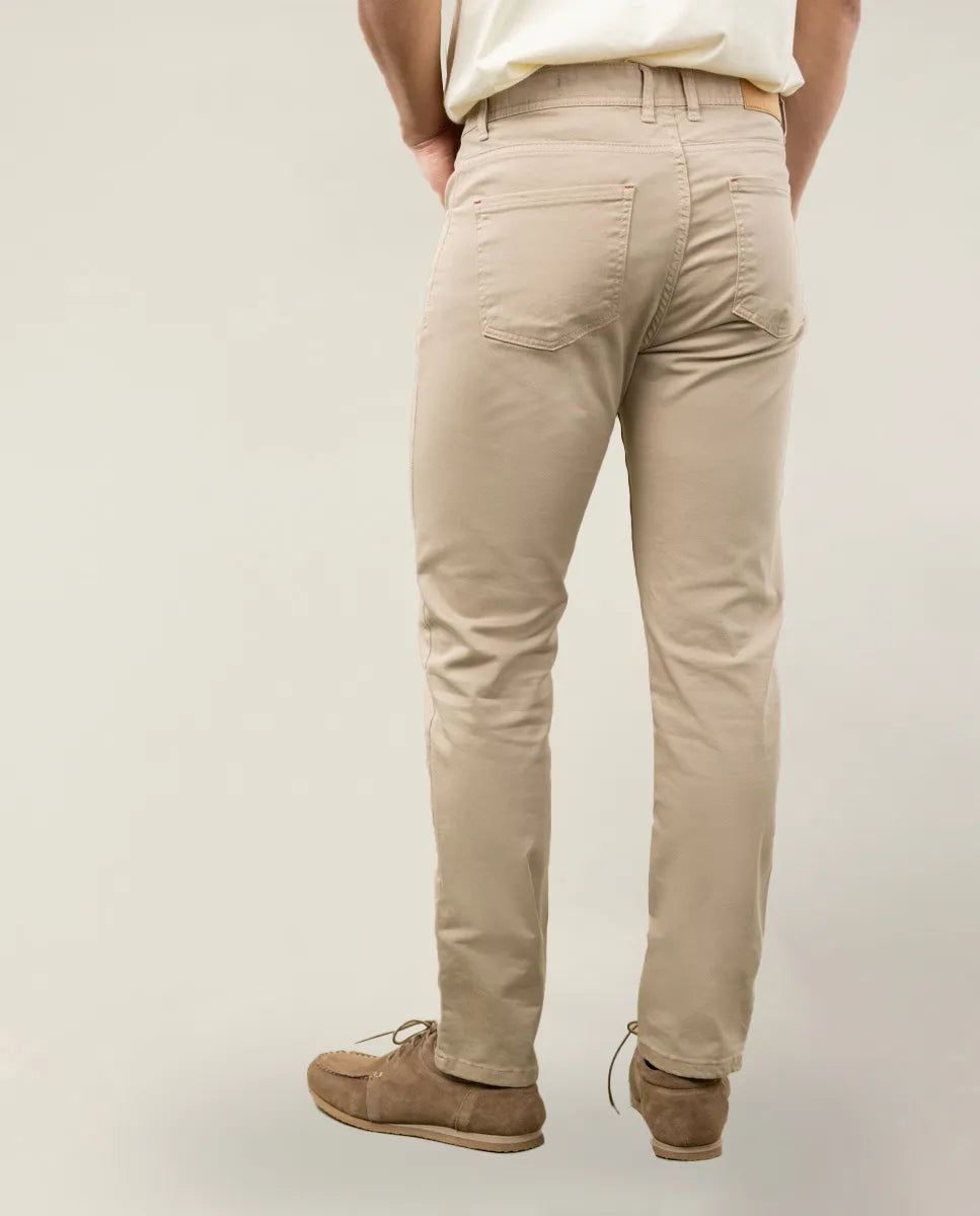 Pantalón 5 bolsillos beige.