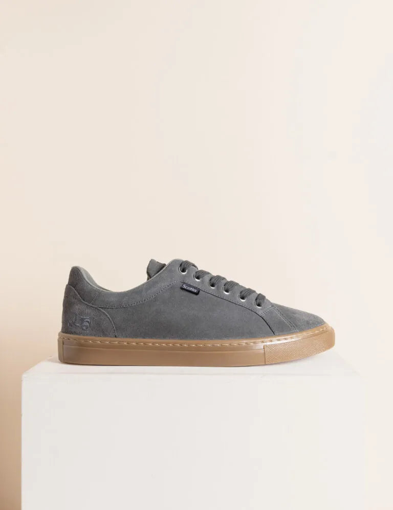 Zapatilla baja con cordones gris.