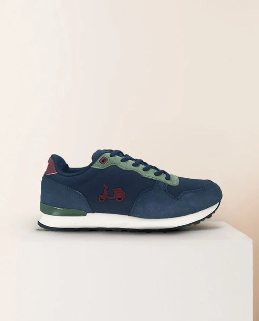 Zapatillas deportivas con cordones azul marino.