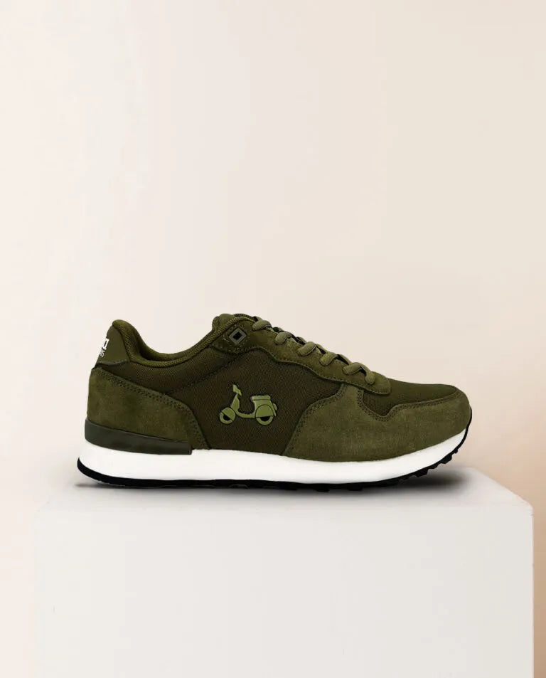 Zapatillas deportivas verde khaki con cordones.