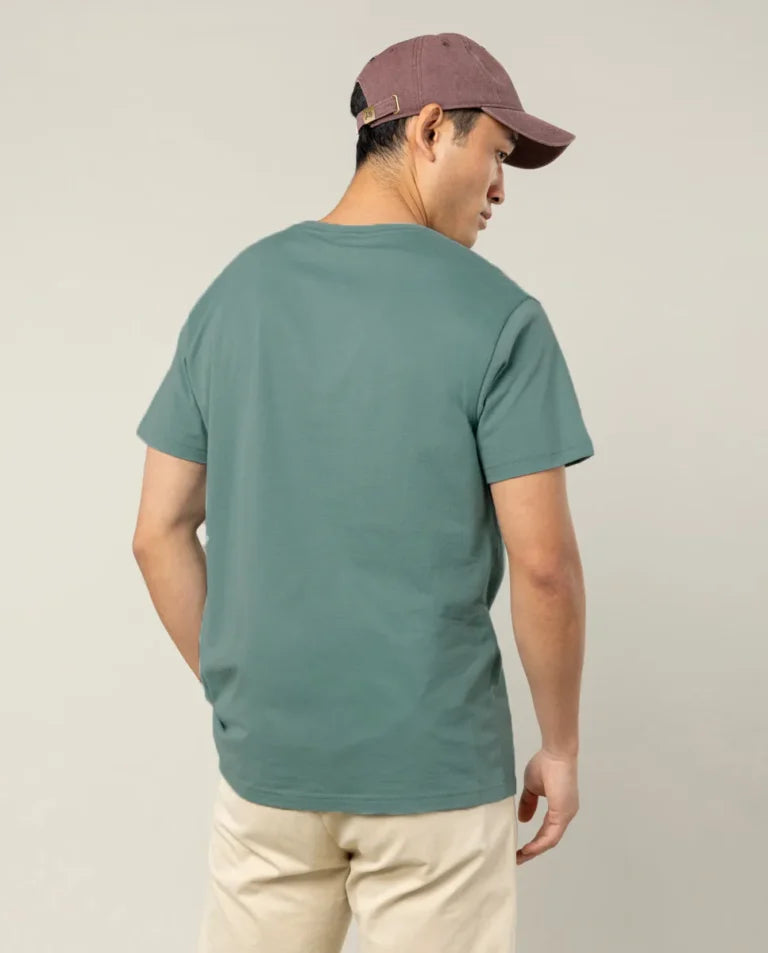 Camiseta verde.