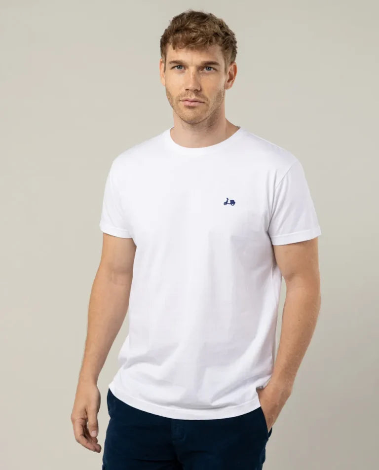 Camiseta blanca con dibujo trasero