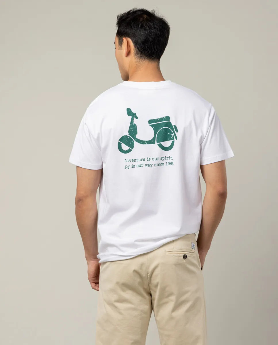 Camiseta blanca con dibujo trasero