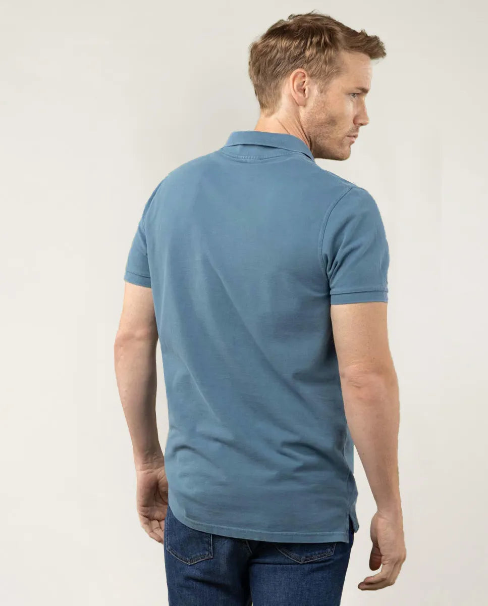 Polo de manga corta azul denim.