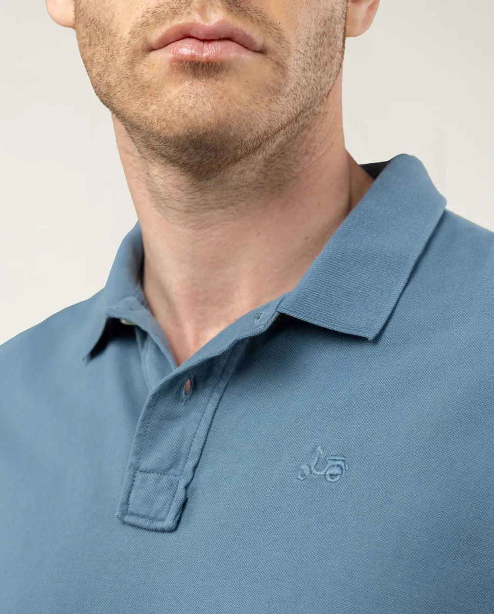 Polo de manga corta azul denim.