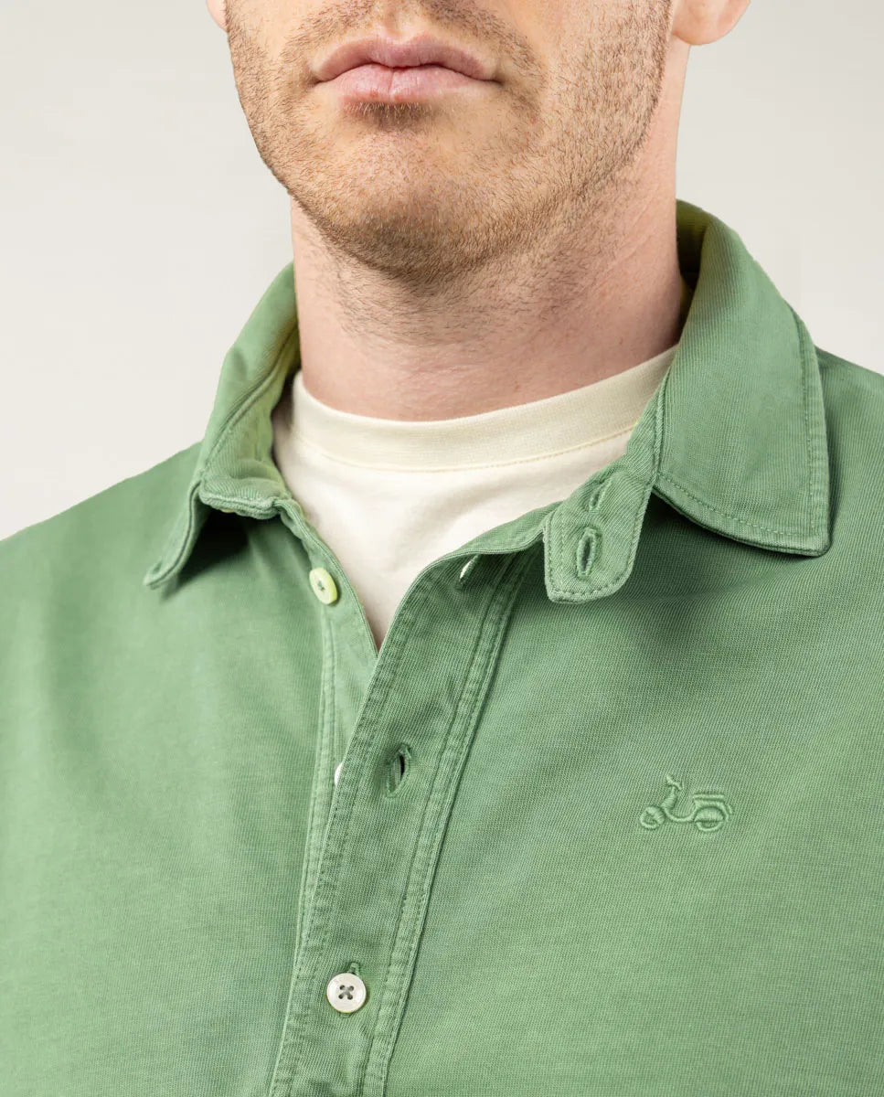 Polo de manga larga verde khaki.