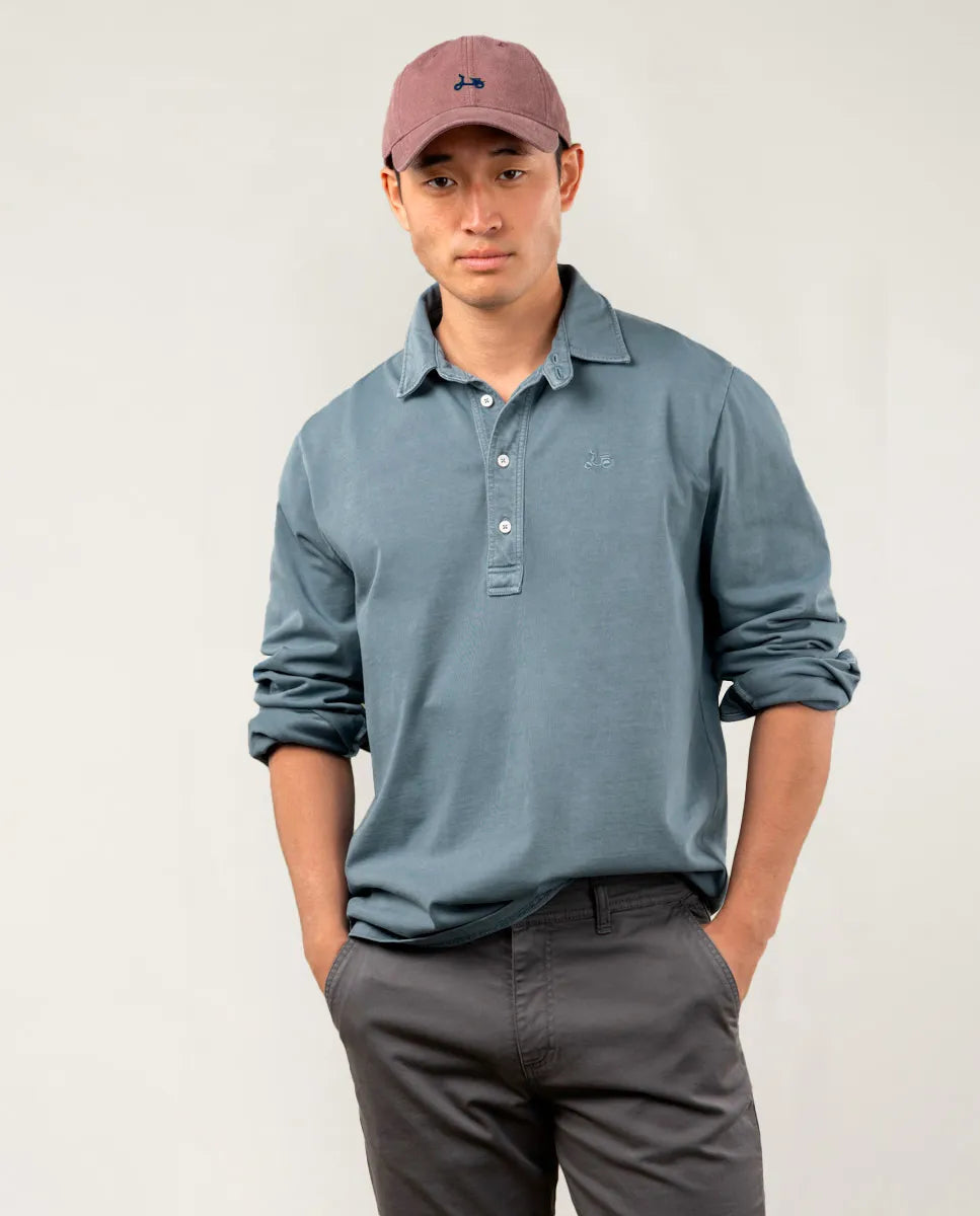 Polo de manga larga azul denim.