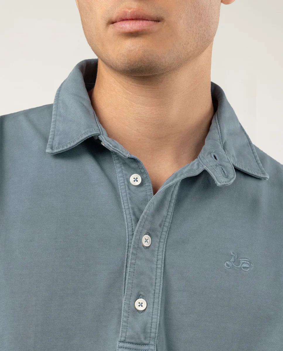 Polo de manga larga azul denim.