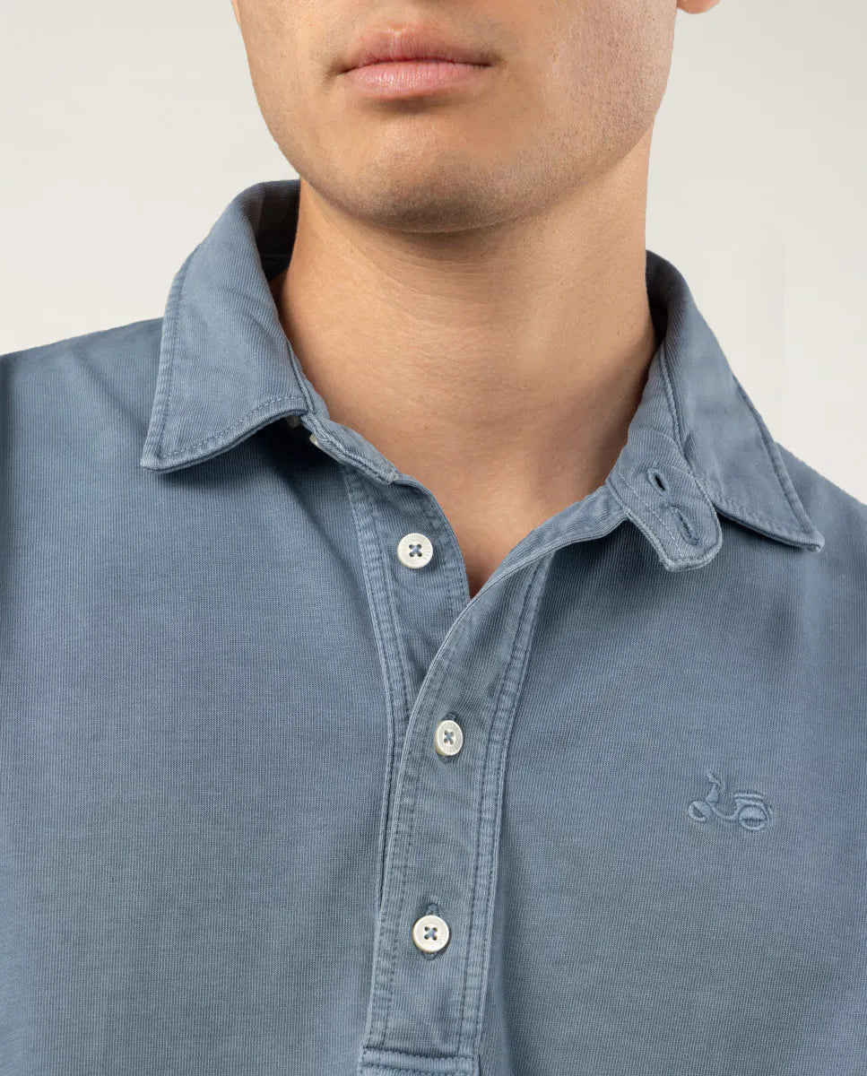 Polo de manga larga azul denim.