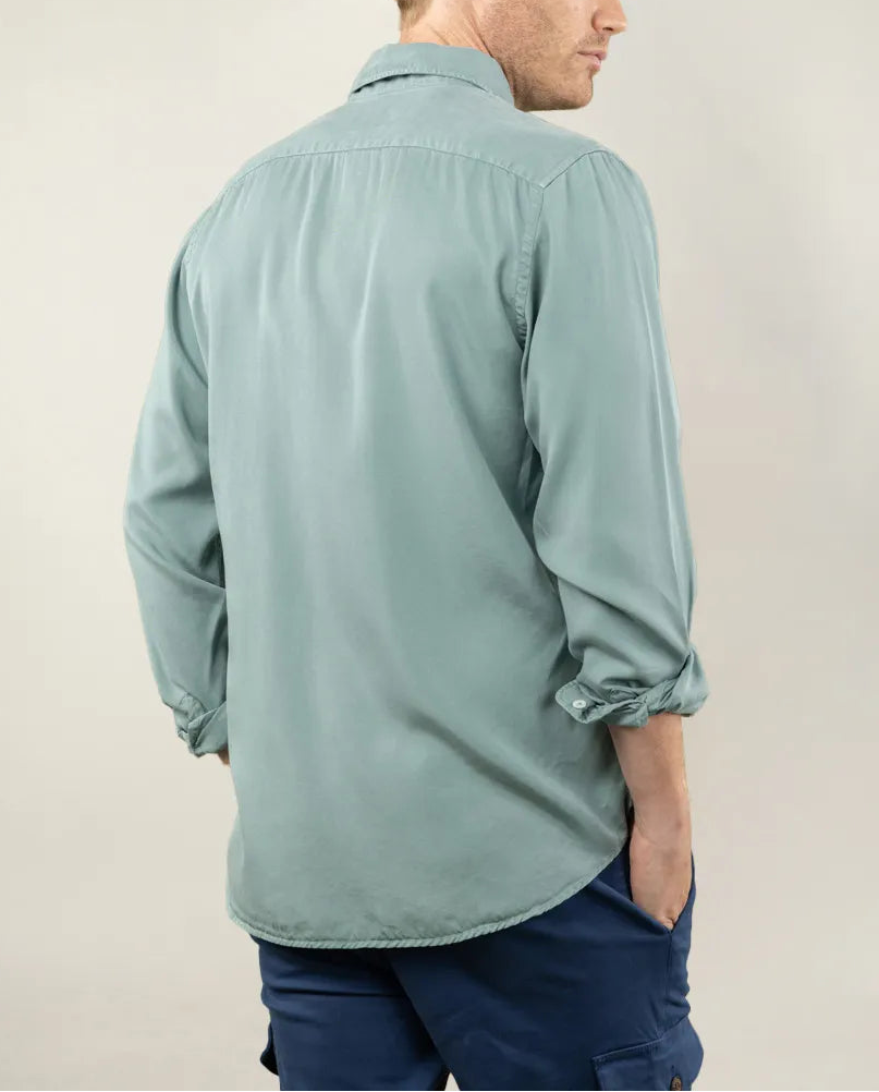 Camisa lisa de tencel en color verde grisaceo