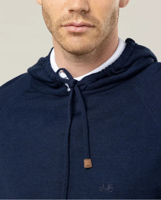 Jersey capucha azul marino.