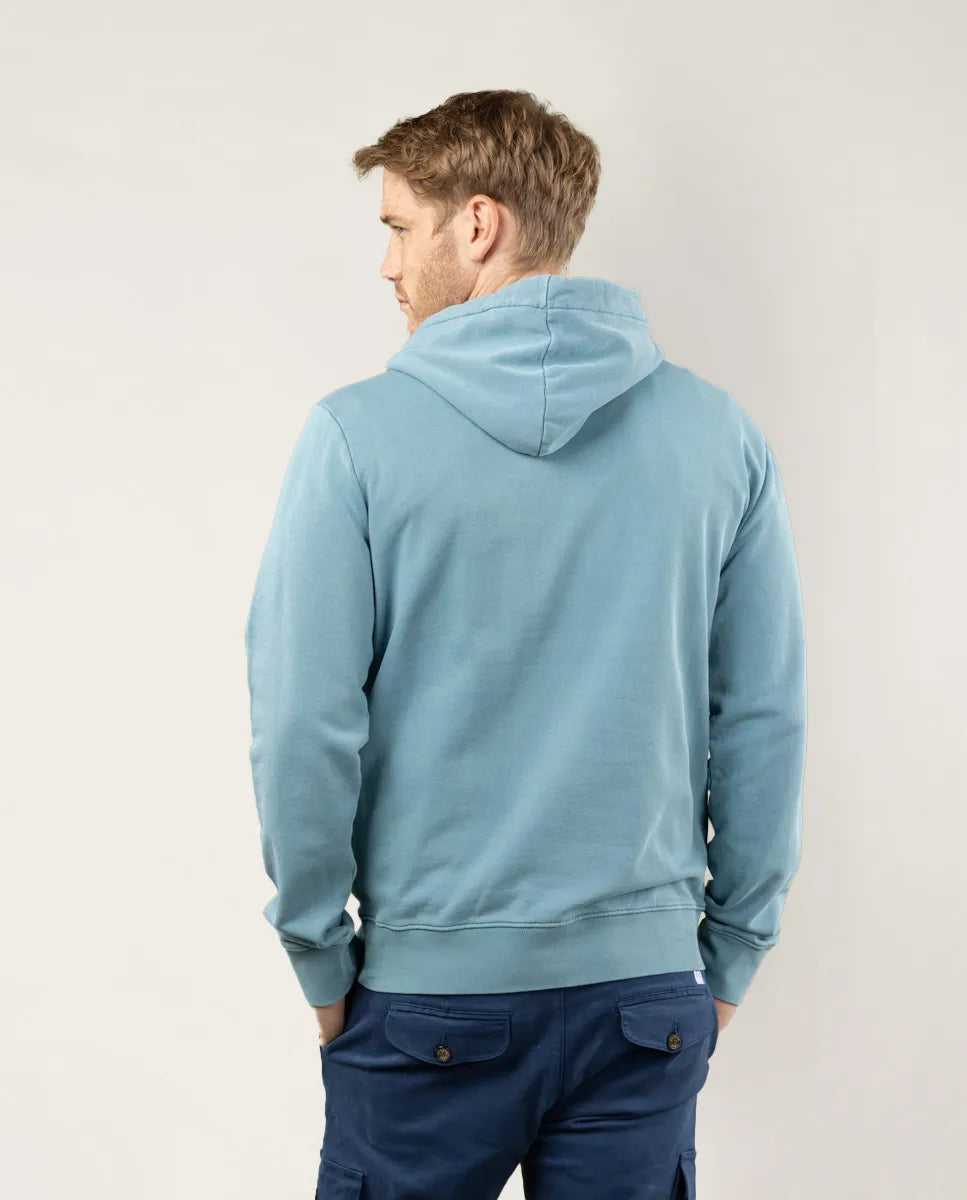 Sudadera con capucha en azul denim.